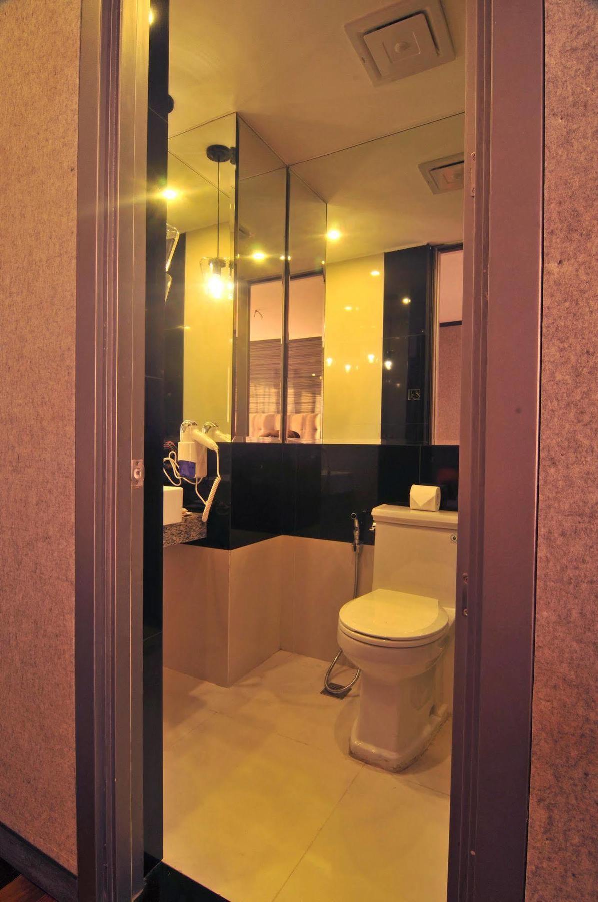 Hive Hotel Quezon City Buitenkant foto