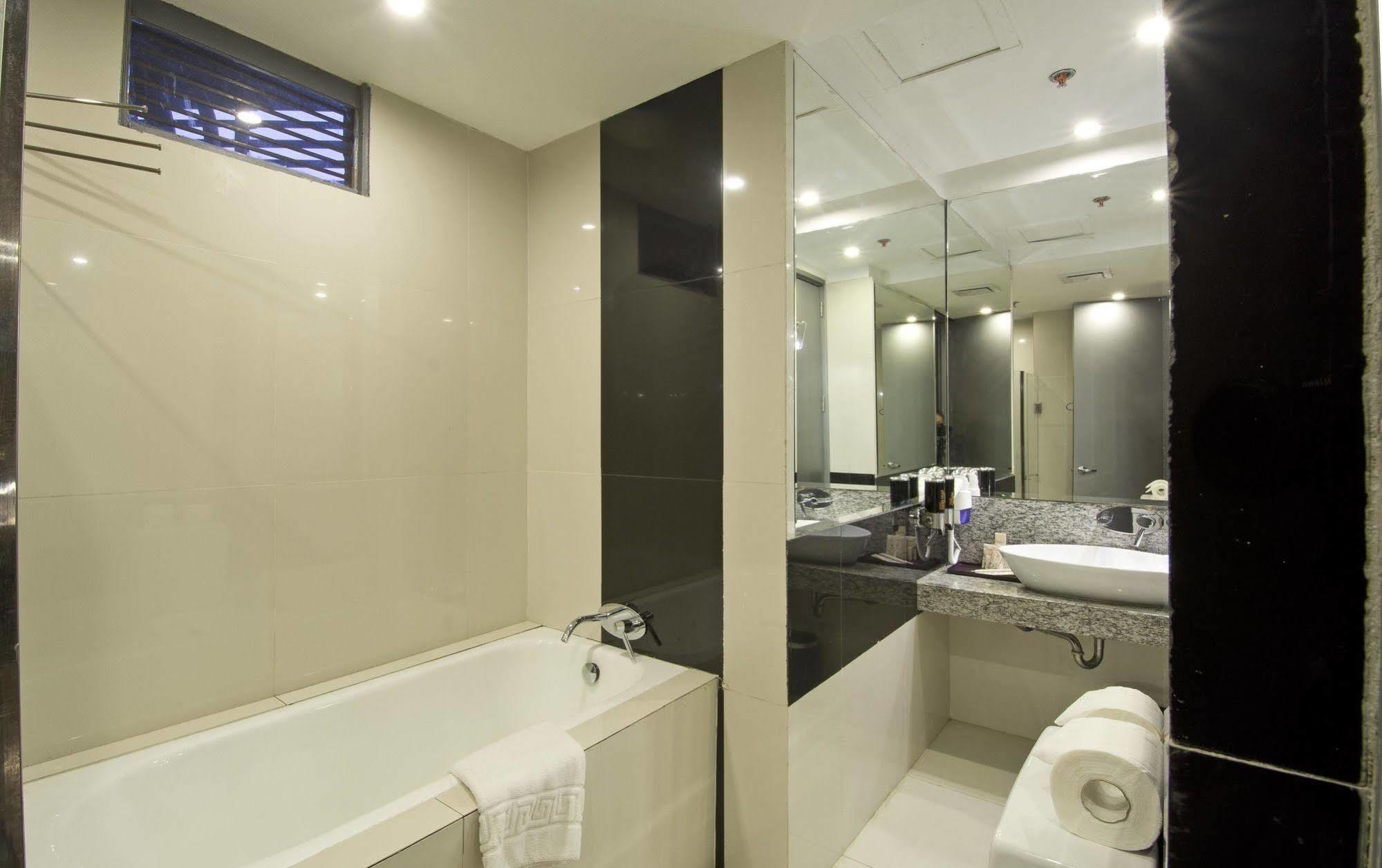 Hive Hotel Quezon City Buitenkant foto
