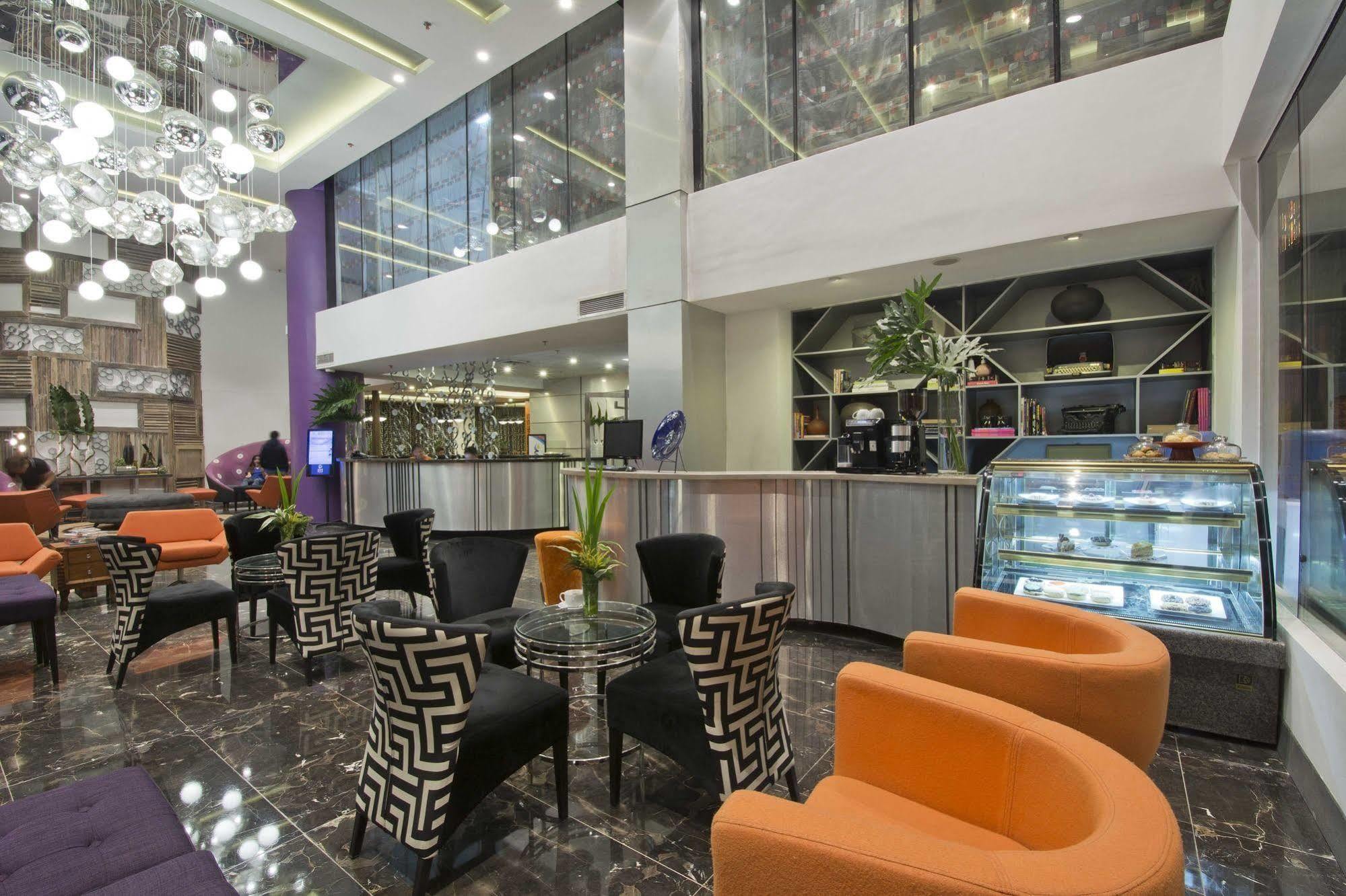 Hive Hotel Quezon City Buitenkant foto